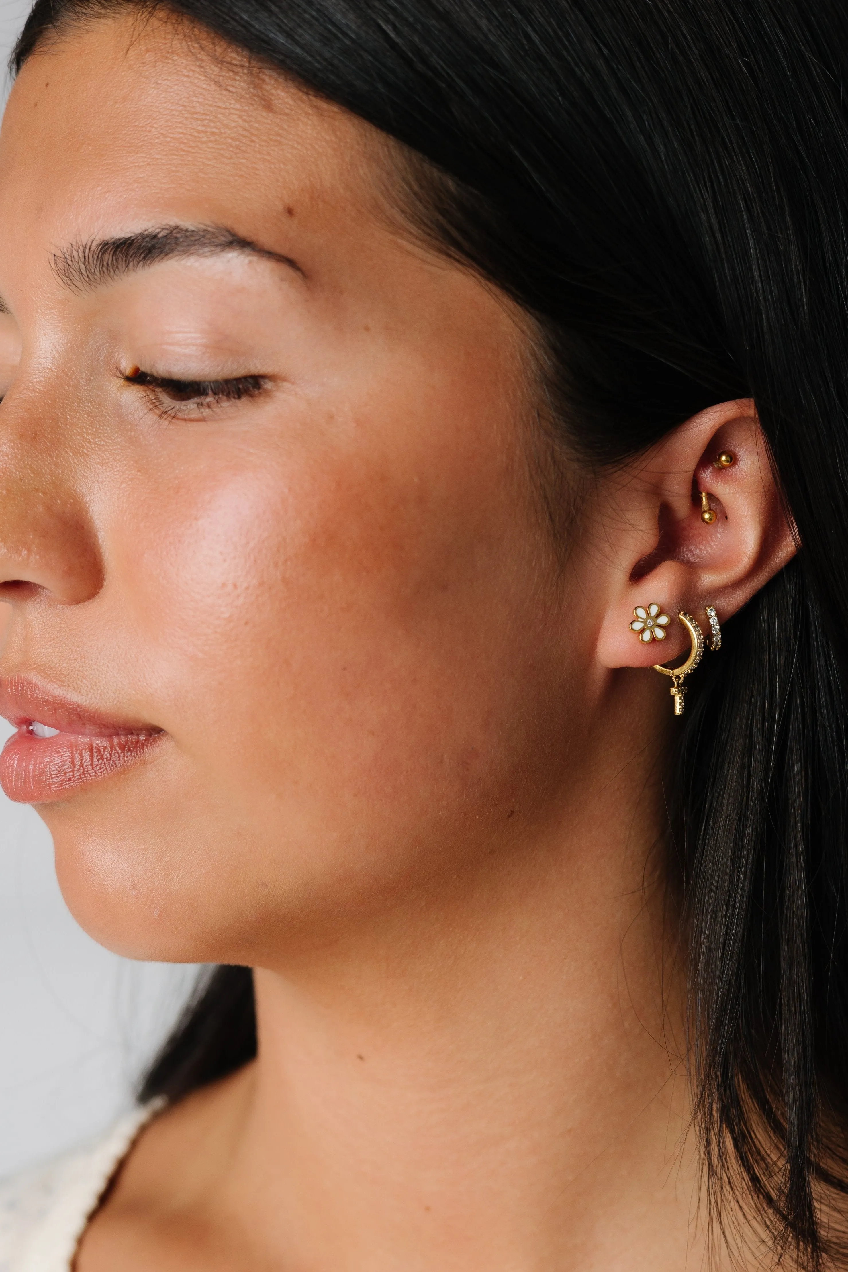 Cove Dainty Daisy Stud Earrings