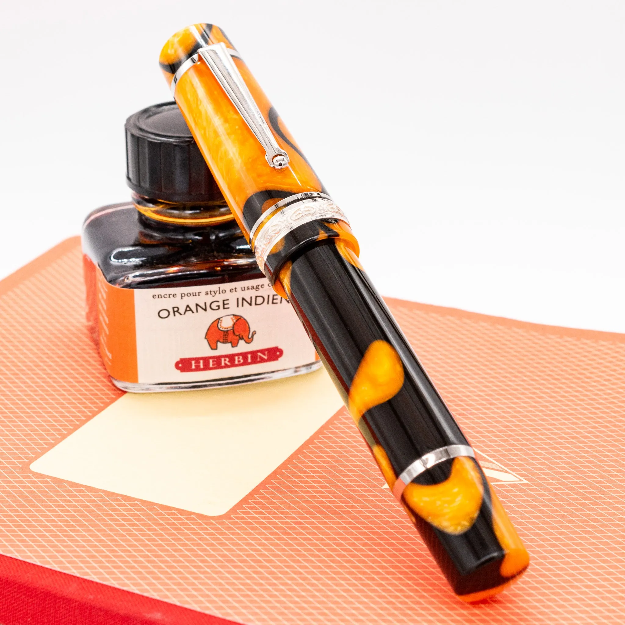 Delta DV Oversize Fountain Pen - Masterpiece
