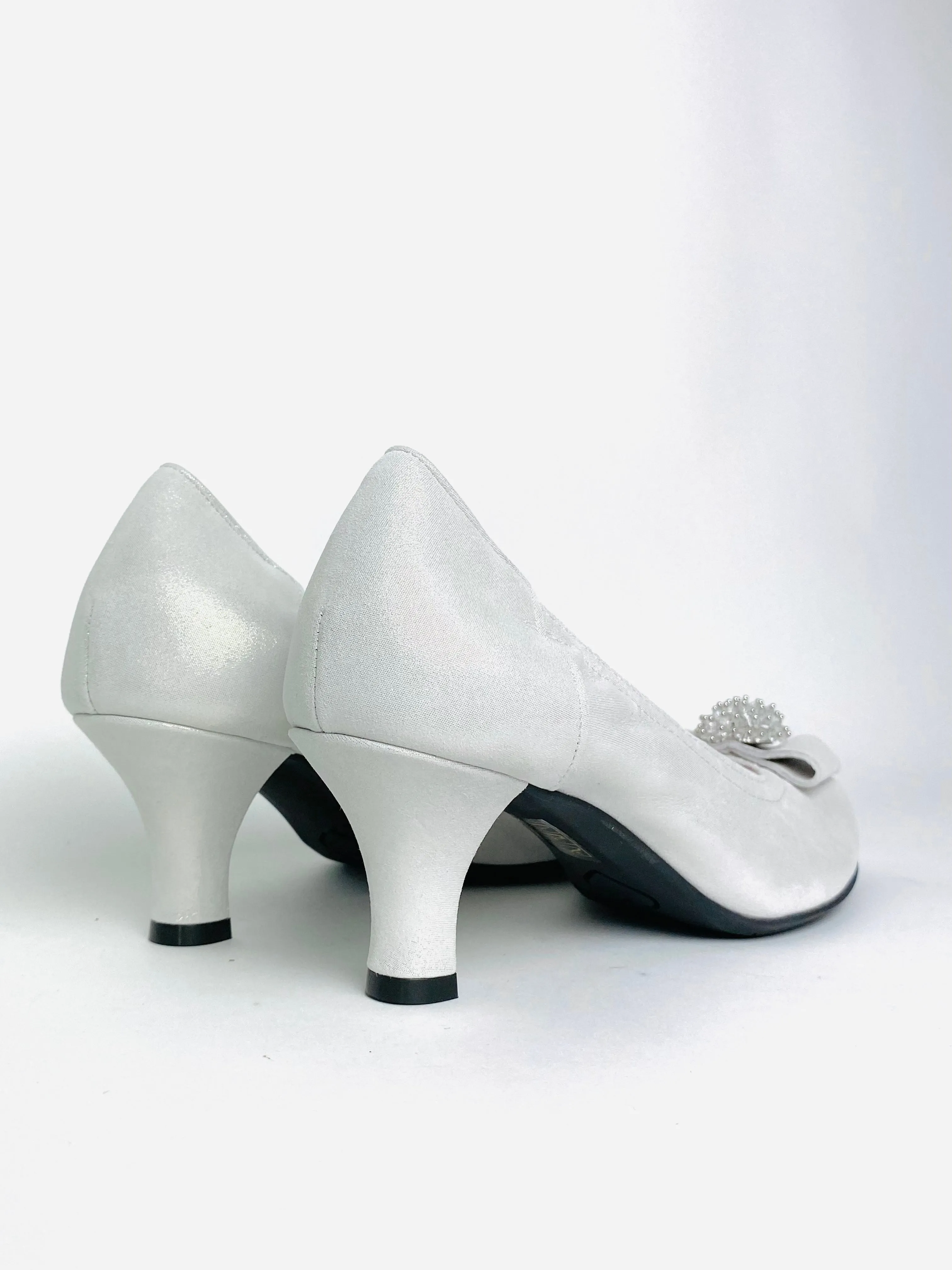 Le Babe - 3047 Silver Court Shoe with a Kitten Heel*
